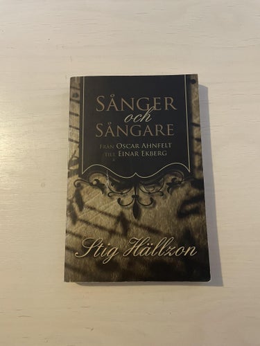 Sånger och sångare från Oscar Ahnfelt till Einar Ekberg / Hällzon, Stig