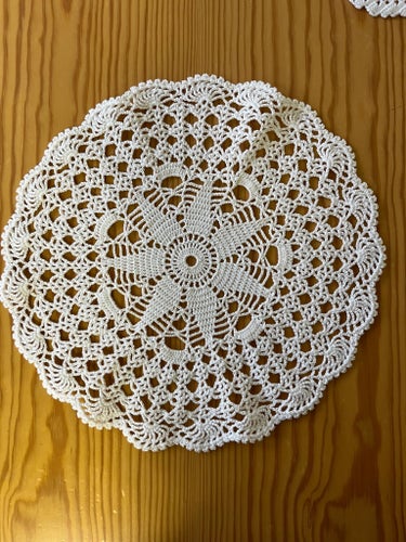 2 st vita hemvirkade dukar. Diameter 26cm och 37x46 cm