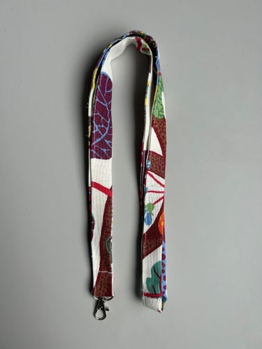 NYCKELBAND I TYG FRÅN SVENSKT TENN, MÖNSTER FRÅN JOSEF FRANK TEXTIL BARANQUILLA