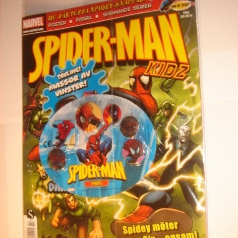 SPIDERMAN I ORIGINAL PLAST med leksak 2007 10 6st BADGES