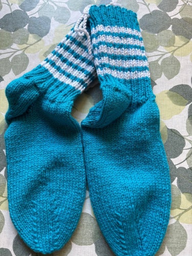 Turkosa raggsockor med vita ränder i akrylgarn, storlek 42/43.