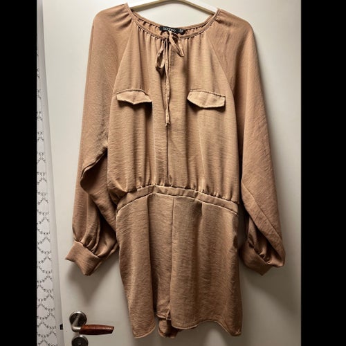Boohoo beige playsuit, storlek 38