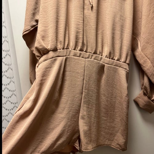 Boohoo beige playsuit, storlek 38