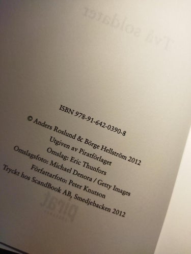 Två soldater - Roslund & Hellström. Bok. Very Fine plus