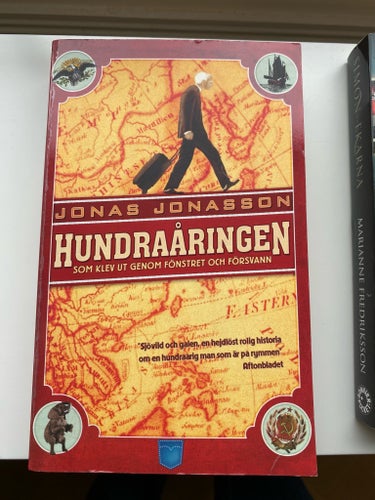 4 pocketböcker. Bla Hundraåringen, Simon och ekarna, Livet efter dug, Konsten at