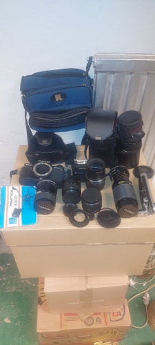 Kamerautrustning med Praktica B200 och flera objektiv