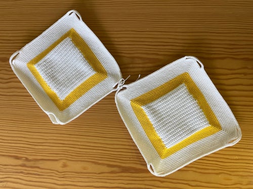 2 hem virkade grytlappar i gult och vitt. Mått 18x18 cm