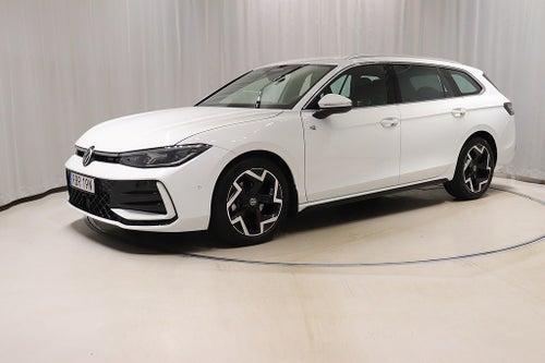 Volkswagen Passat R-Line 1.5 eTSI 150hk Kamera Drag Värmare Nav