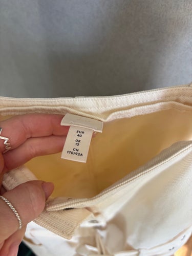 H&M benvit/ljusgul klänning, storlek 40 somrig denim fickor