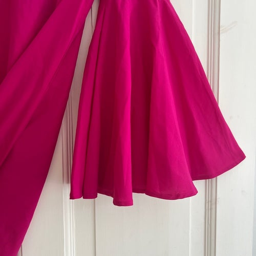 Ny med lapp Boohoo off shoulder topp / miniklänning med vida ärmar i magisk färg