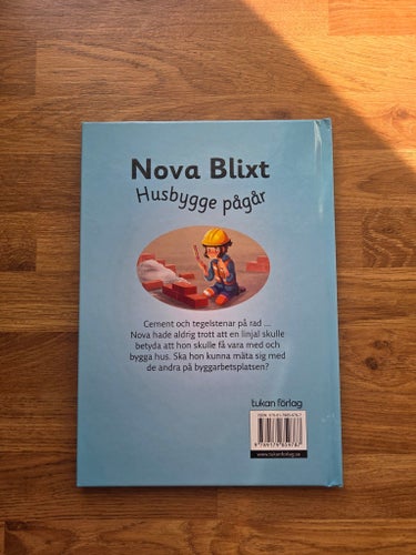 Nova Blixt Husbygge pågår av Lisa Rajan