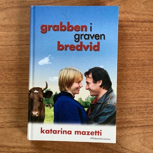 Grabben i graven bredvid av Katarina Mazetti, publicerad år "Okänt"