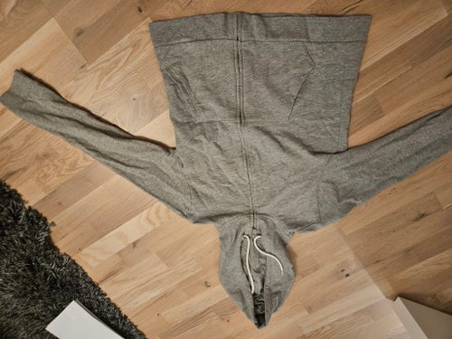 Grå tröja med blixtlås och huva, från Etirel. Storlek S