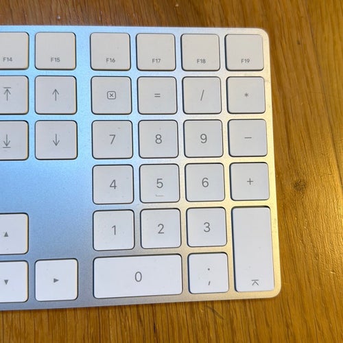Trådlöst Apple Magic Keyboard med numerisk del