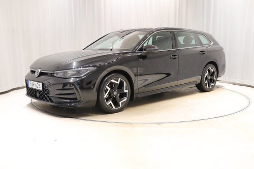 Volkswagen Passat R-Line 1.5 eTSI 150Hk Aut Drag Värmare Kamera Carp
