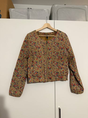 H&M beige jacka med blommor