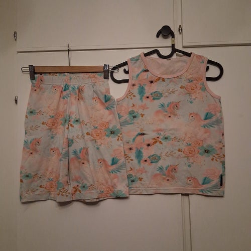 Set med shorts och linne med enhörningsmönster Stl 140