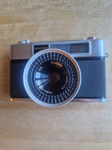 Yashica Minister kamera med Sunpak auto 220 blixt