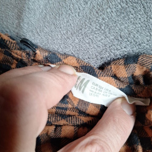 H&M brunsvart rutig söt gammeldags klänning i tunn flanell, storlek 134