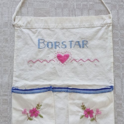 Gammal Väggbonad "BORSTAR", broderad. 33x24 cm.