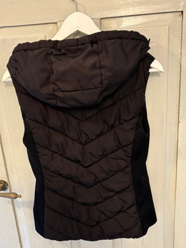Zara svart väst, storlek S i figursydd modell