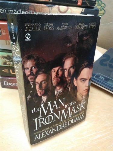 The man in the iron mask by Alexandre Dumas. bok, pocket. Very Fine plus