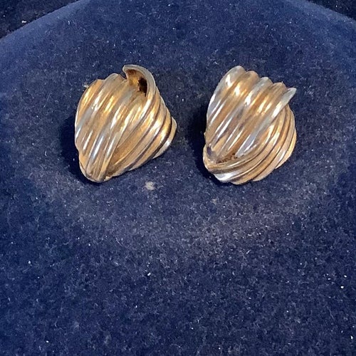 Fina guld och silverfärgade örhängen (2002)