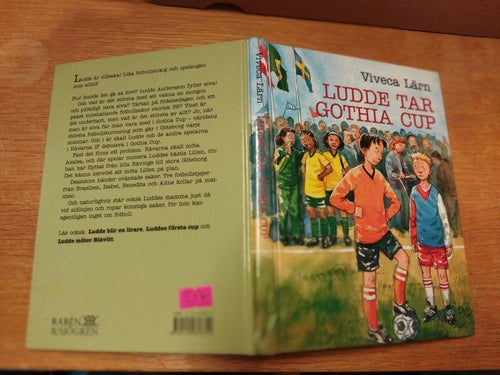 Ludde tar Gothia Cup av Viveca Lärn. bok. Very Fine plus