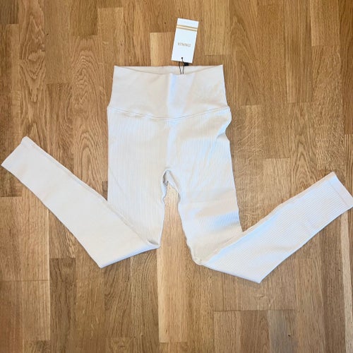 Nya med prislapp högmidjade ribbade ”seamless rib tights” från Stronger strl XS.