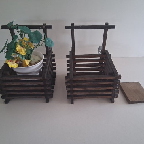 Två blomlådor i trä med fästen