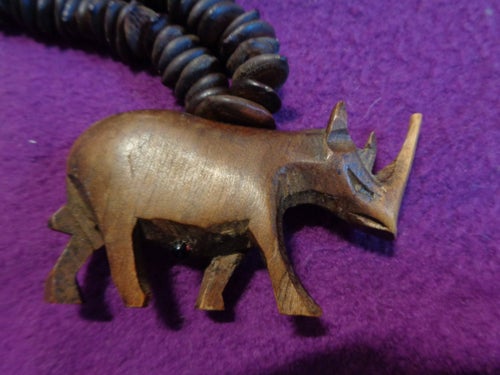NYTT Hantverk från Afrika :brunt långt halsband m. snidad träfigur, noshörning