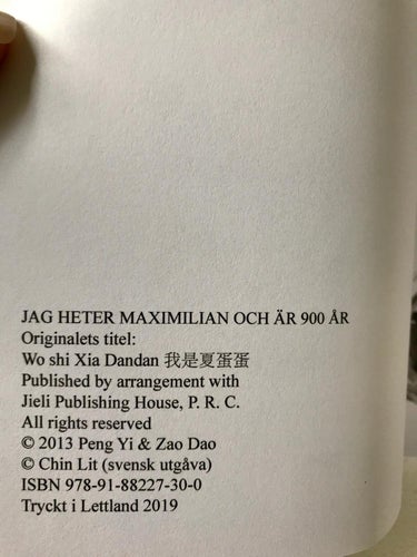 JAG HETER MAXIMILIAN OCH ÄR 900 ÅR En liten Pys trillar ut ur brevlådan Peng Yi