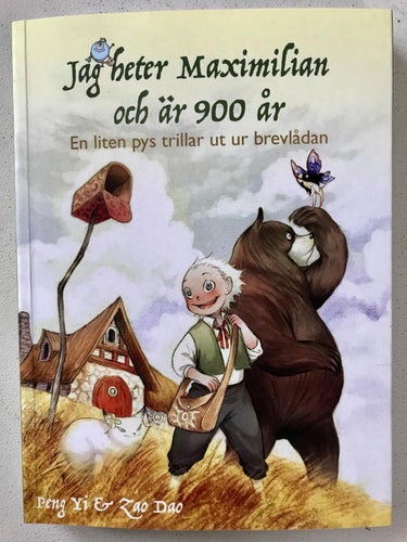 JAG HETER MAXIMILIAN OCH ÄR 900 ÅR En liten Pys trillar ut ur brevlådan Peng Yi