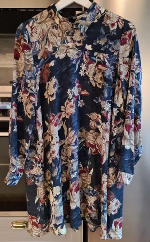 Blommig klänning från Monki storlek S