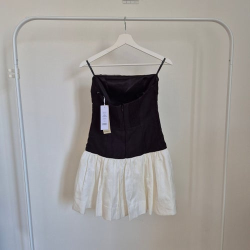 Forever New svart/vita klänning, storlek EUR 36