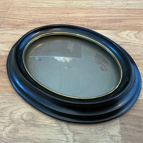 Klassisk retro ram, fotoram i svart Bakelit med äkta kupat glas & guldkant