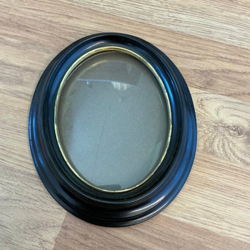Klassisk retro ram, fotoram i svart Bakelit med äkta kupat glas & guldkant