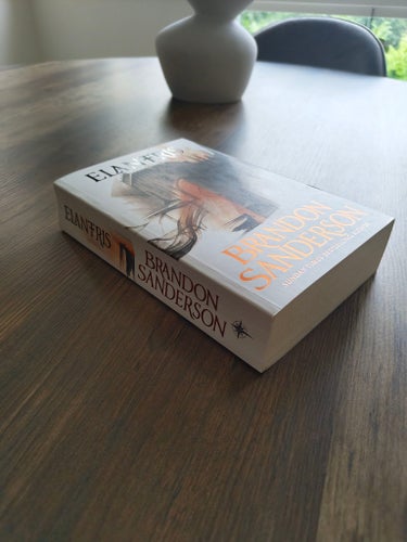 Elantris av Brandon Sanderson, publicerad 2006