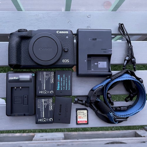 Canon EOS M6 Mark II – kamerahus i mycket fint skick + 4 batterier + 2 laddare