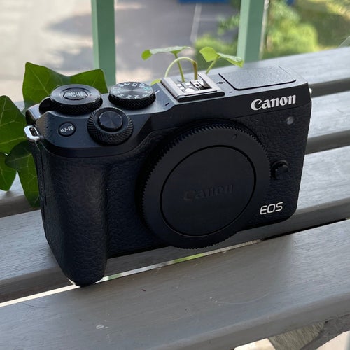 Canon EOS M6 Mark II – kamerahus i mycket fint skick + 4 batterier + 2 laddare
