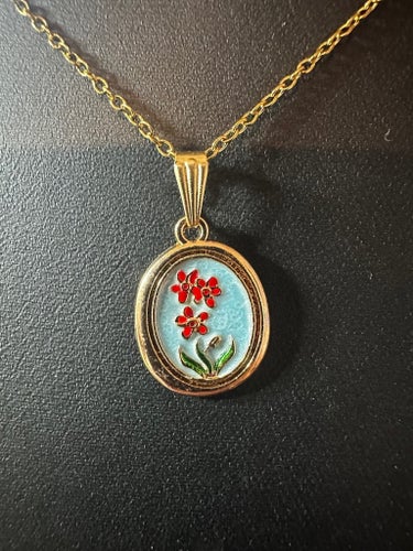 Halsband med blommotiv