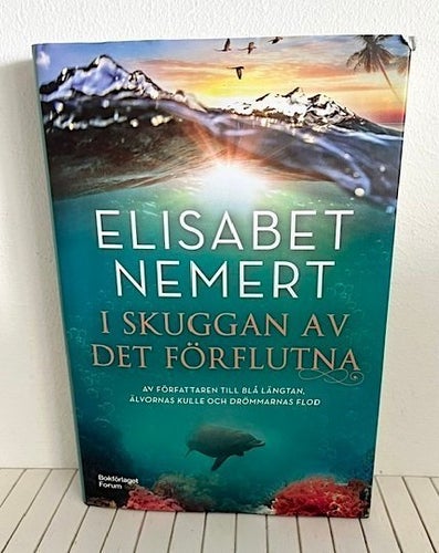 I SKUGGAN AV DET FÖRFLUTNA av Elisabet Nemert - inbunden