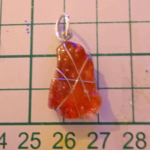 Unikt handgjort hänge – Rödskinmrande Konststen – Wire Wrap