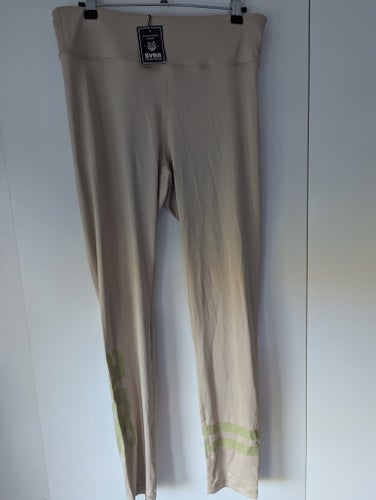 Nya leggings/träningsbyxor Emma tights från Svea i färgen beige och i storlek L