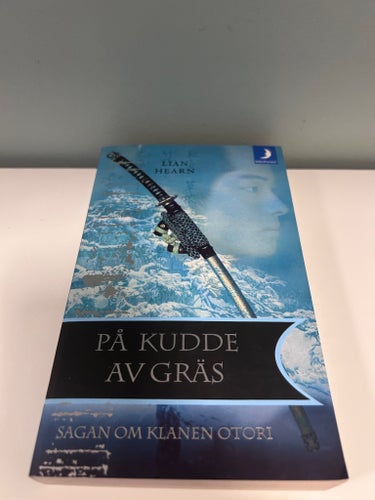 På kudde av gräs och Under lysande måne, av Lian Hearn, 2005