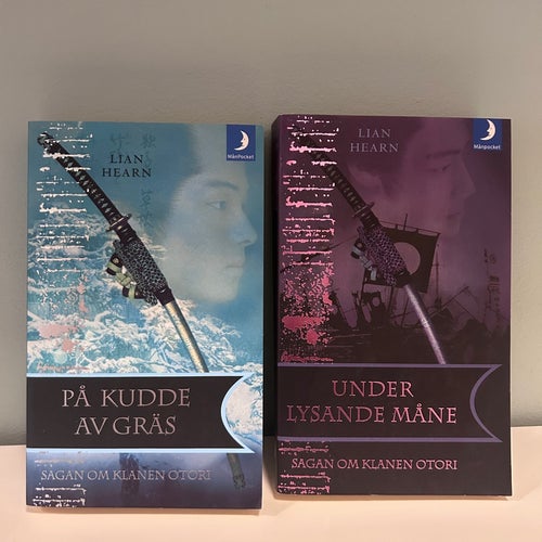 På kudde av gräs och Under lysande måne, av Lian Hearn, 2005