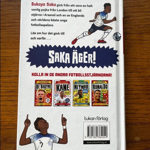 Fotbollsstjärnor: Saka Äger! av Simon Mugford och Dan Green, 2023
