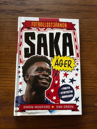 Fotbollsstjärnor: Saka Äger! av Simon Mugford och Dan Green, 2023