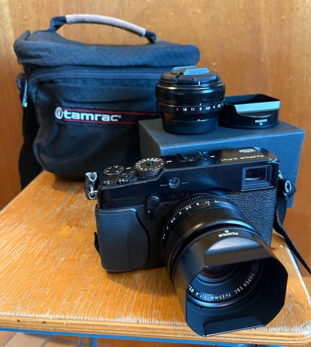 Fujifilm X-Pro1 med två objektiv