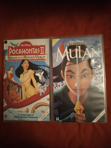 Pocahontas 2 Resan till en annan värld och Mulan Två Disney klassiker på VHS